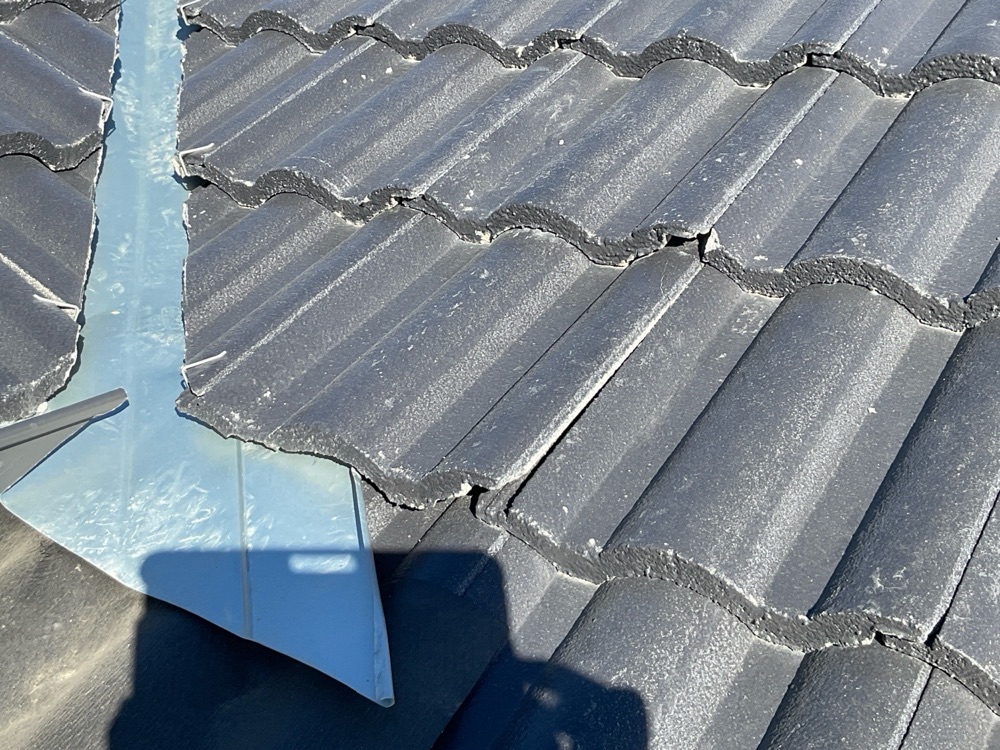 Broken and cracked tiles, Pakenham East